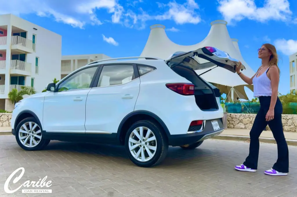 Car rental bonaire white mg crossover women closing the back