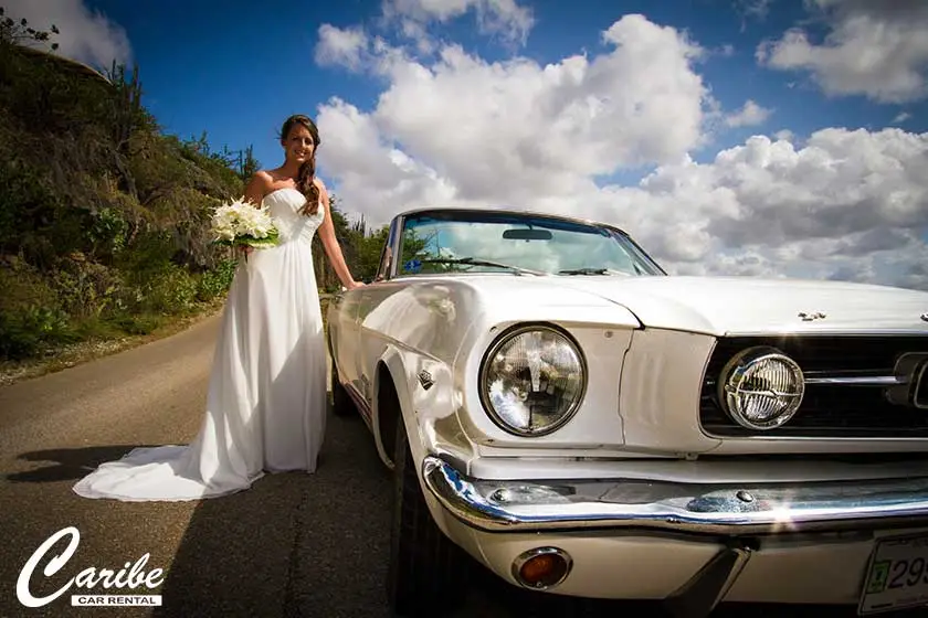 Wedding-Car-Bonaire-Front-right-view-with-women-in-weddingdress