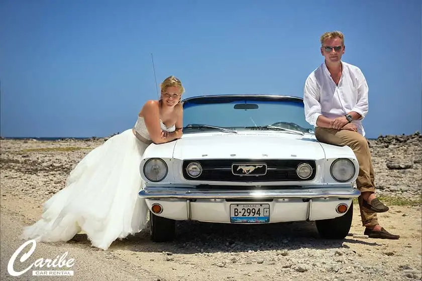 Wedding-Car-Bonaire-ford-mustang-front-view-with-wife-and-husband