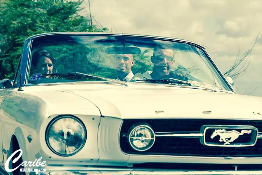 Wedding-Car-Bonaire-front-view-with-driver